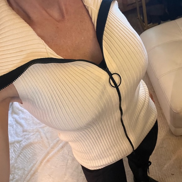 AKRIS PUNTO Vest- off white knit vest with black Euro zipper fits a 2-6 size - Picture 5 of 16
